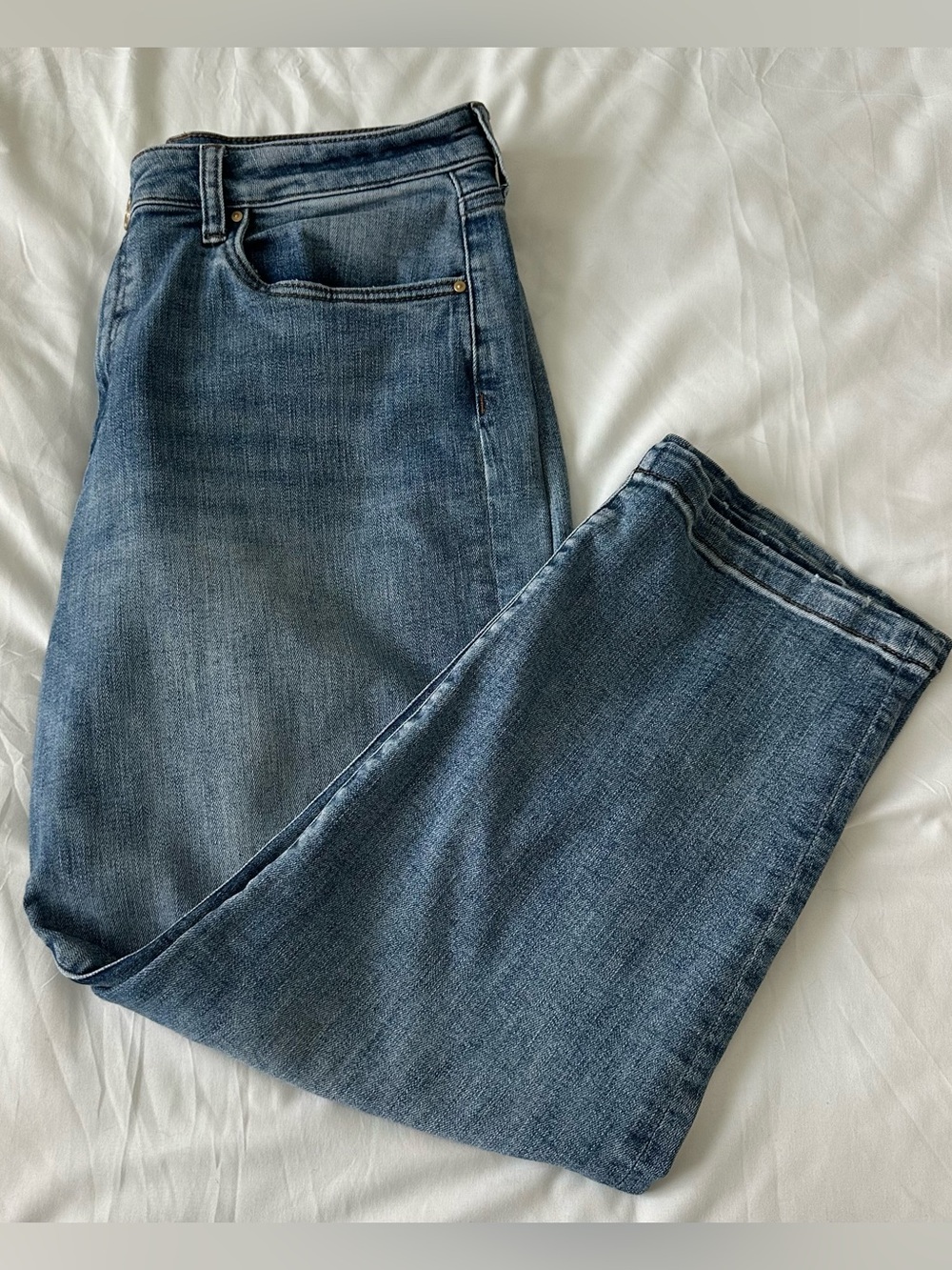 Kut from the Kloth Light Blue Denim Jeans with Tan Label